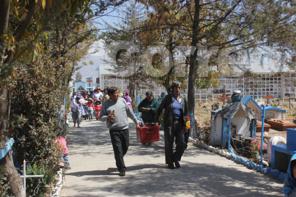 Exhuman restos de mujer  a ritmo de santiago (VIDEO)