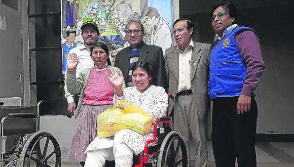 Donan una silla de ruedas a Ruth Huamán Jacho, víctima de negligencia médica