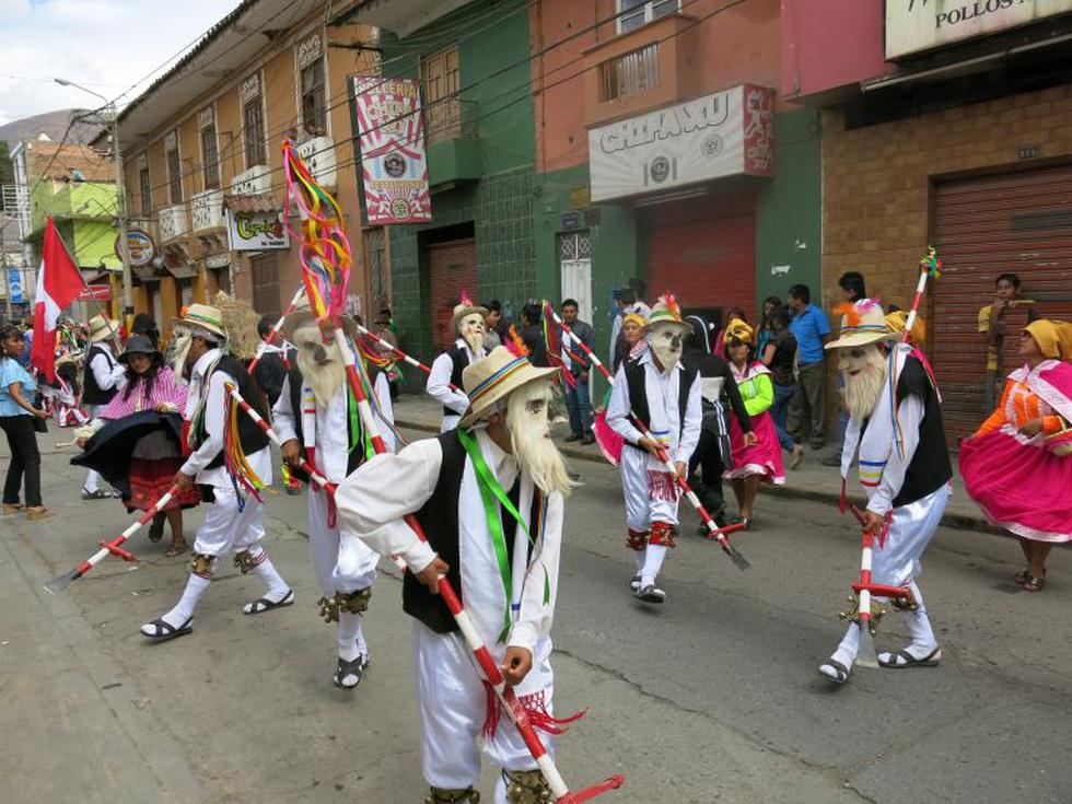 Colonia huamaliana baila a la Virgen del Carmen  