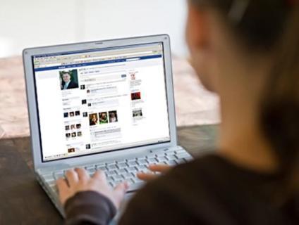Mujeres son más desconfiadas que los hombres en Facebook y Twitter