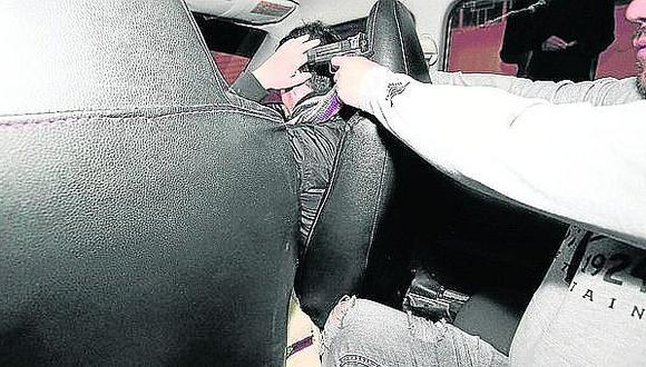 Falsos pasajeros encañonan a taxista para robarle auto y lo abandonan en descampado