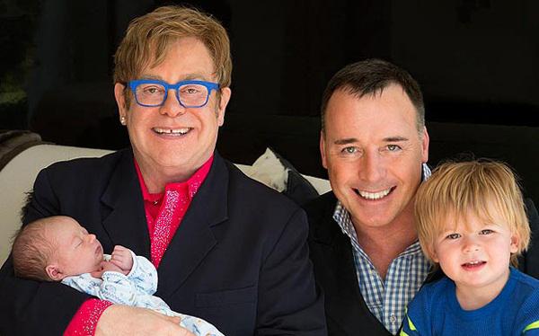 Elton John presenta a su segundo hijo
