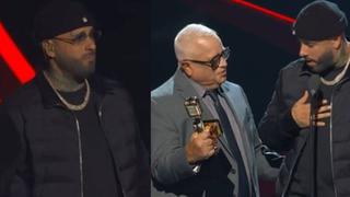 Latin Billboard 2022: Nicky Jam se emociona hasta las lágrimas al recibir premio de manos de su padre (VIDEO) 