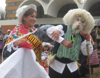 Danzas alegran día lluvioso