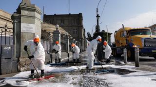 Desinfectan alrededores del hospital Arzobispo Loayza para reducir posibles focos infecciosos de coronavirus (FOTOS)