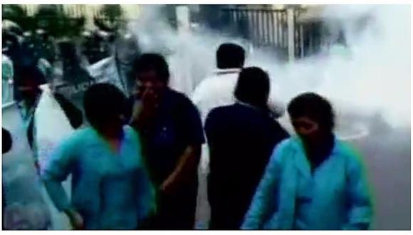 ​Policía lanza bombas lacrimógenas a enfermeras en huelga [VIDEO]