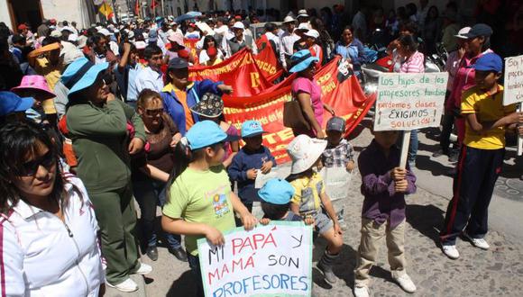Apafas quitan respaldo a huelga de docentes