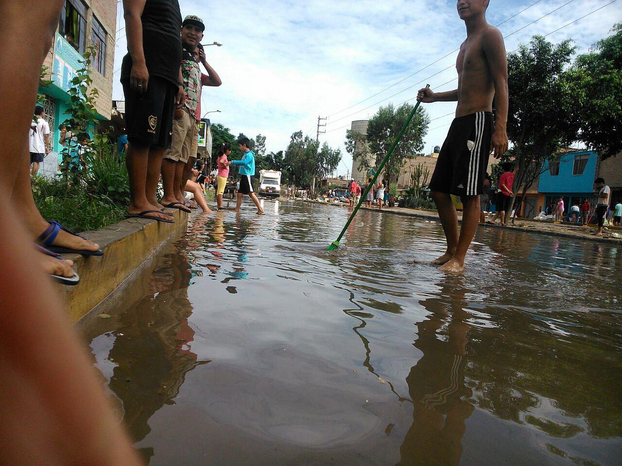 Ica: restringen cruce de Cutervo y avenida 7 por inundaciones (Fotos y video)