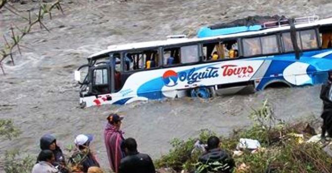 Áncash: Caída de autobús a río deja 6 muertos y 27 heridos