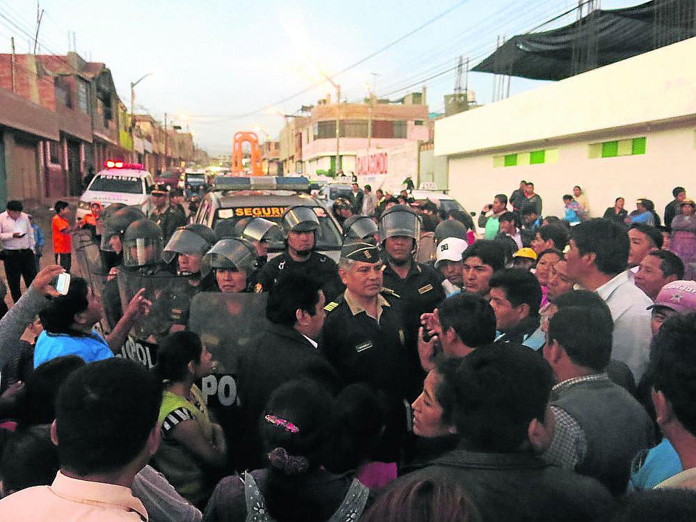 Tacna: Patrullero protagoniza violento accidente y pobladores impiden su retiro