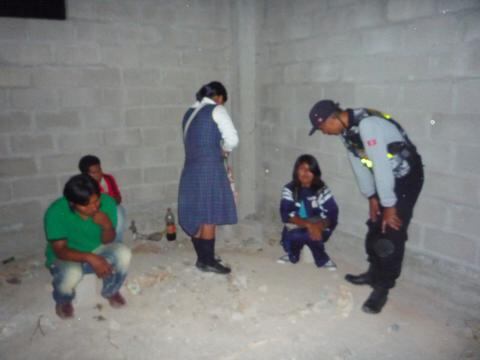 Dos colegialas consumían licor en casa abandonada