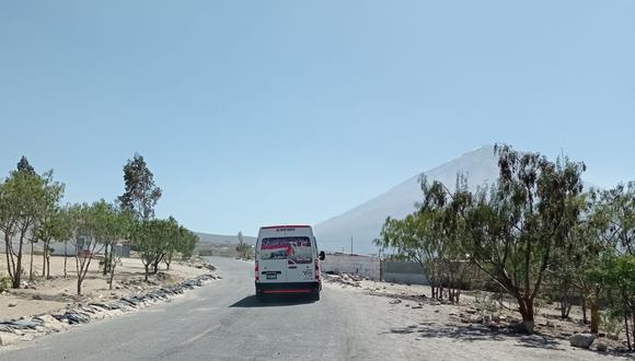 Viajeros utilizan minivans para trasladarse por la antigua carretera Arequipa-Puno, por bloqueos en Arequipa| Foto: Yorch Huamaní