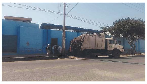 Obreros recogen desechos de hospital sin protección en Chiclayo 