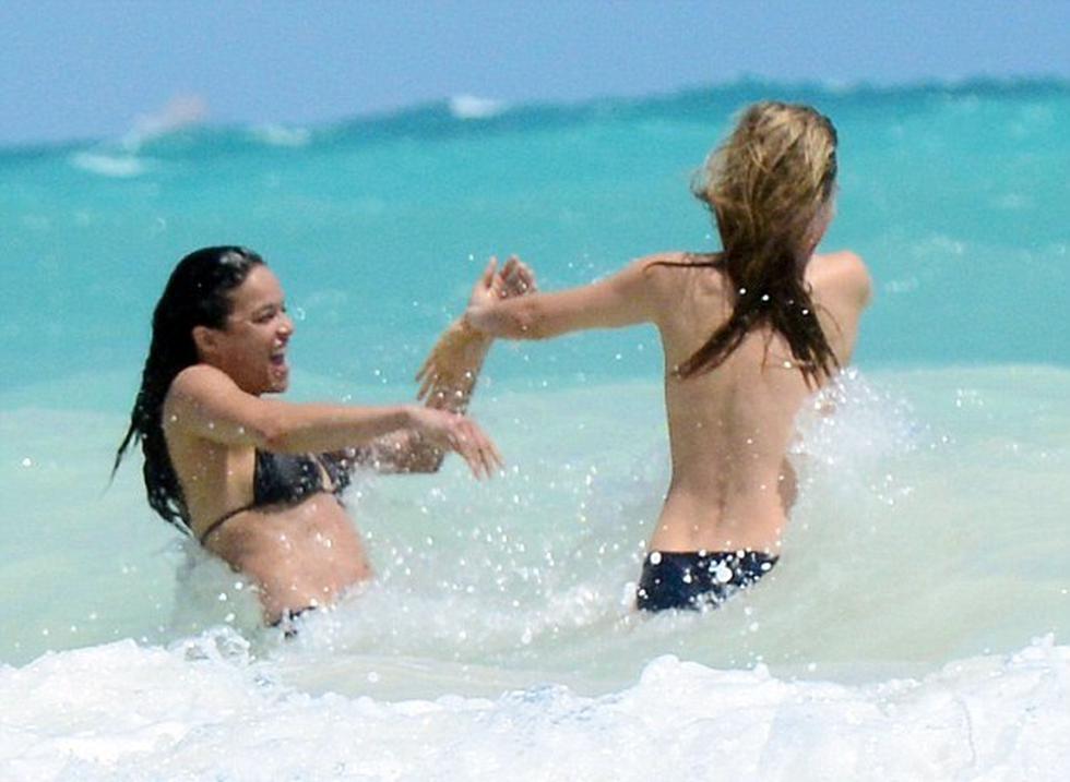 Cara Delevingne y Michelle Rodríguez en topless se prodigan besos (FOTOS)