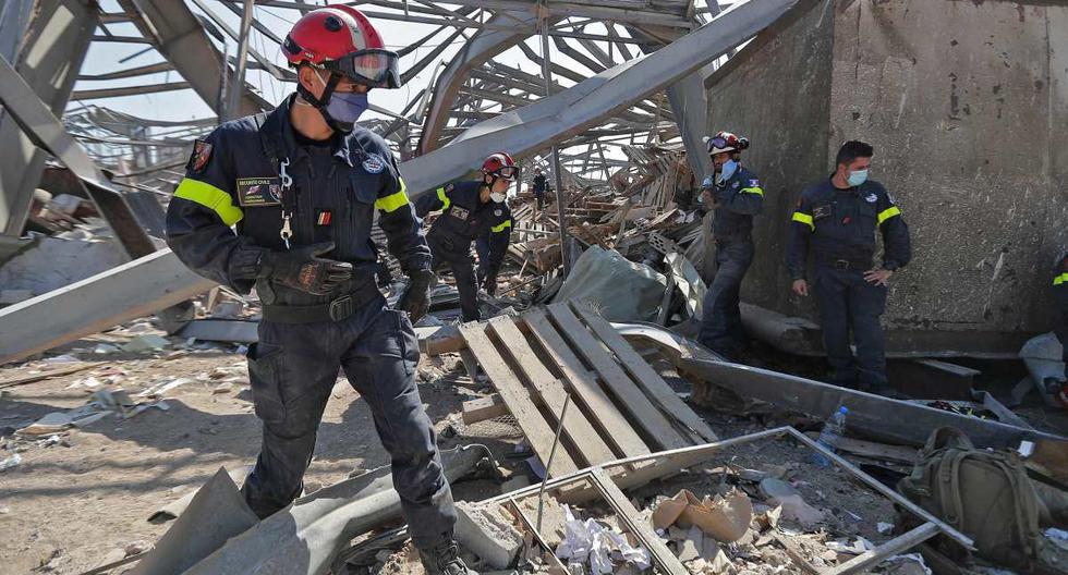 Los rescatistas franceses son vistos buscando entre los escombros en el devastado puerto de Beirut (Líbano). Imagen del 7 de agosto de 2020. (AFP / JOSEPH EID).