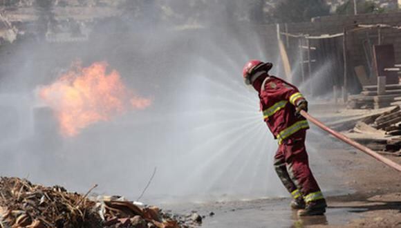 Incendio afecta inmueble en la avenida Ejército