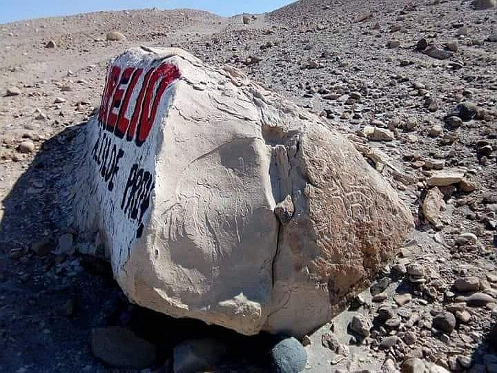 Candidato atenta contra los petroglifos de Toro Muerto