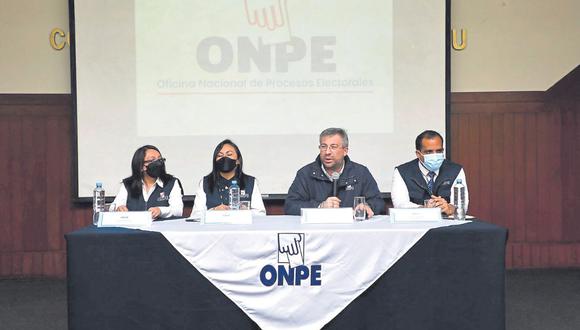 Hoy vence el plazo para que postulantes entreguen información. Jefe de la ONPE, que llegó a Trujillo para supervisar proceso electoral, anuncia multas.