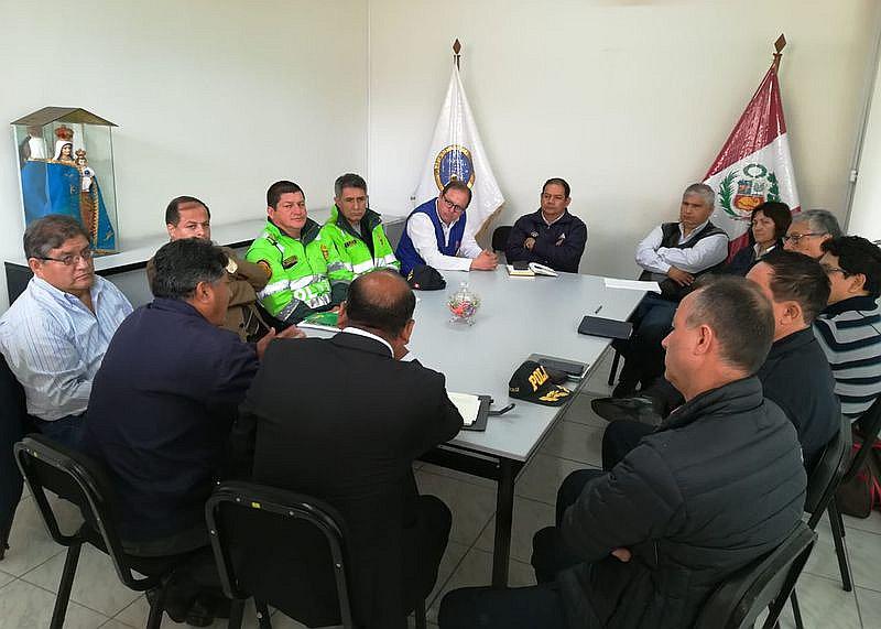 Funcionarios se reúnen para reiniciar labores escolares en el Valle de Tambo