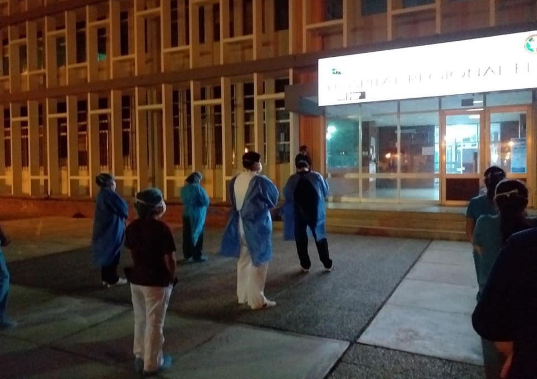 Chimbote: Personal médico reza frente a hospital antes de iniciar con sus labores frente el coronavirus