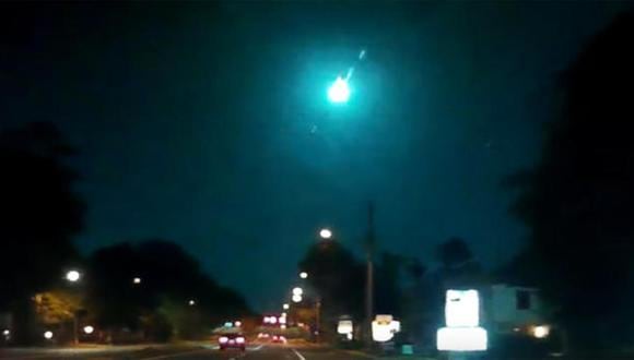 Un gran meteorito pasó por el cielo de Estados Unidos e iluminó un campo de Baseball en un video viral (Foto: Mark Rose)