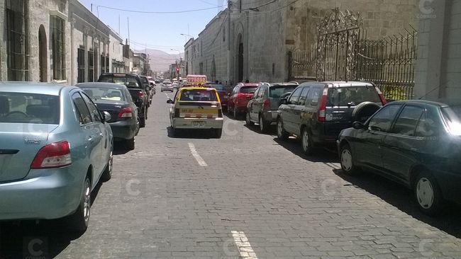Policías deben colocar papeletas por estacionarse en zona rígida