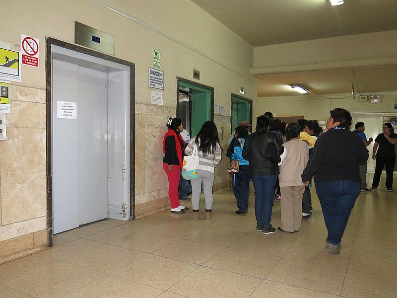 Ascensor del hospital Honorio Delgado volvió a presentar fallas