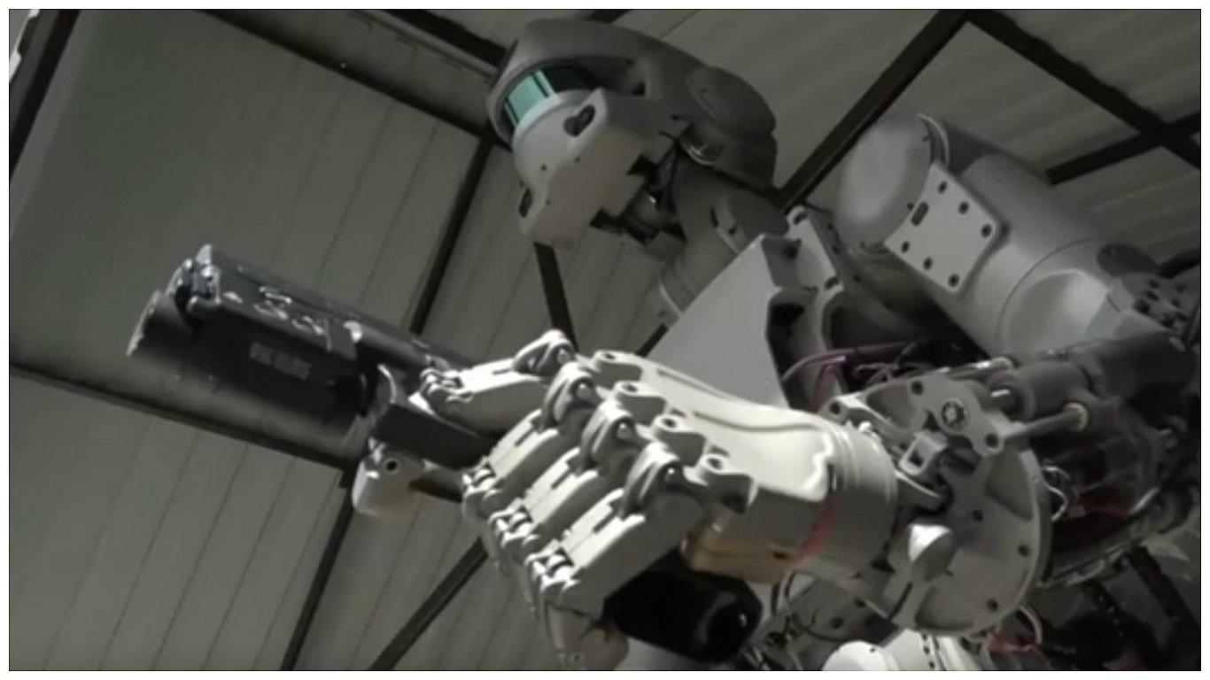 Rusia presenta un robot "terminator" capaz de disparar con precisión milimétrica [VIDEO]