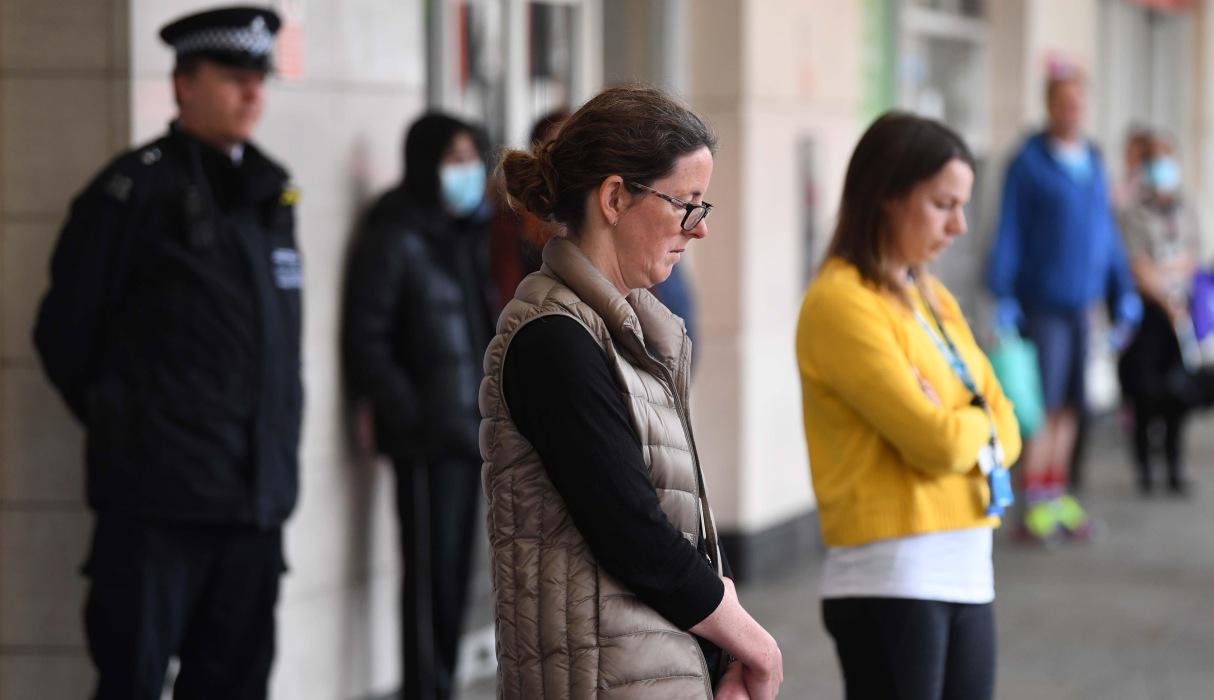 Los británicos guardaron este martes un minuto de silencio en honor al personal sanitario y otros cuidadores que han muerto mientras combatían la pandemia de coronavirus. (EFE/EPA/NEIL HALL).