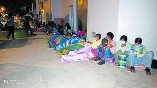 Unos 200 pasan la noche en puertas del Banco de la Nación de Pichanaqui para cobrar bono (VIDEO)