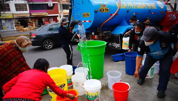 Militares y policías ayudaron con distribución de agua de cisternas a los afectados de aniego en San Juan de Lurigancho. (Foto referencial)