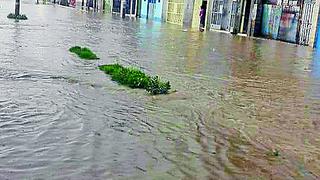 Lluvia torrencial inunda varias calles en Chilca y buzones colapsan