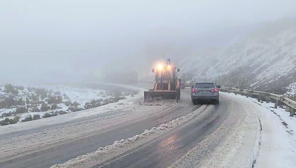 Personal continúa los trabajos de limpieza de nevada entre los kilómetros 130 al 135 de la Carretera Central.