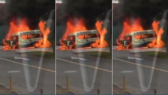 Combi se incendia en plena avenida en La Molina (VIDEO)