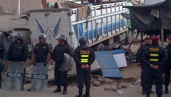 Camión con contrabando vuelca en el ingreso a Tacna