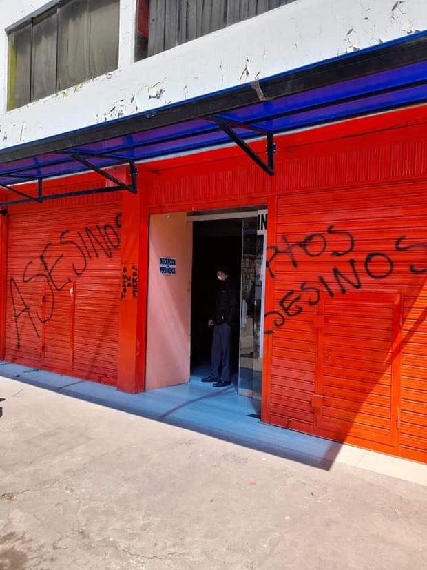 La mañana de este sábado aparecieron pintas en la fachada del local principal partidario de Fuerza Popular en la ciudad de Cusco.