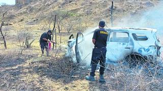 Tumbes: Vehículo arde a un lado de la carretera Panamericana Norte