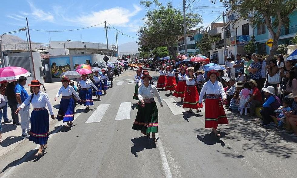 Civismo y marcialidad en desfile por el 477° aniversario de Moquegua