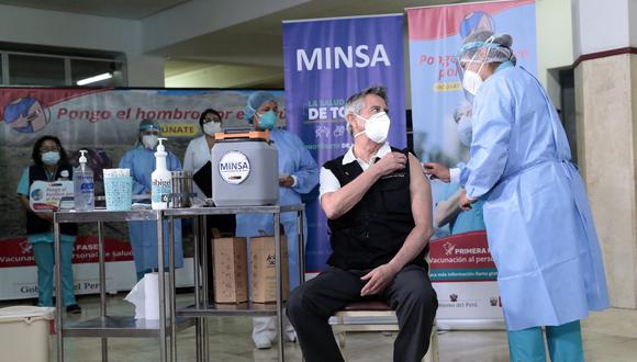 Francisco Sagasti recibió la vacuna de Sinopharm el 9 de febrero en el Hospital Militar Central. (Foto: Presidencia)