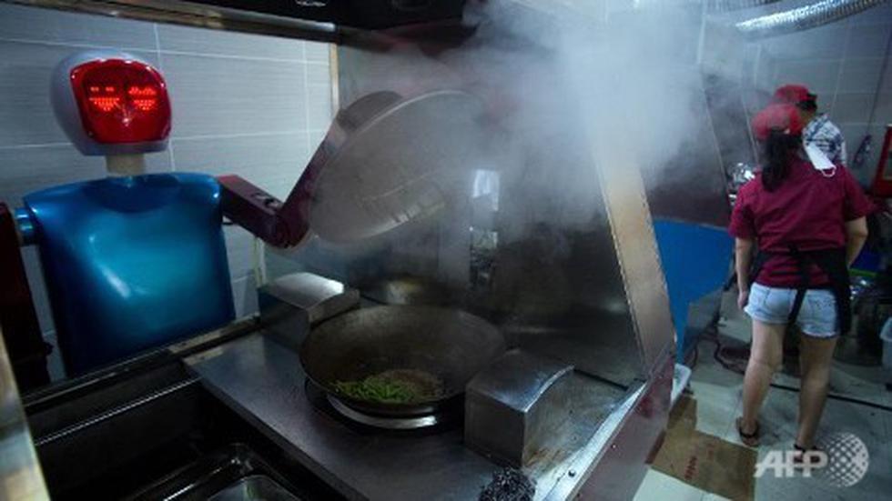 China: Conoce el restaurante en donde los androides cocinan y los robots sirven la mesa