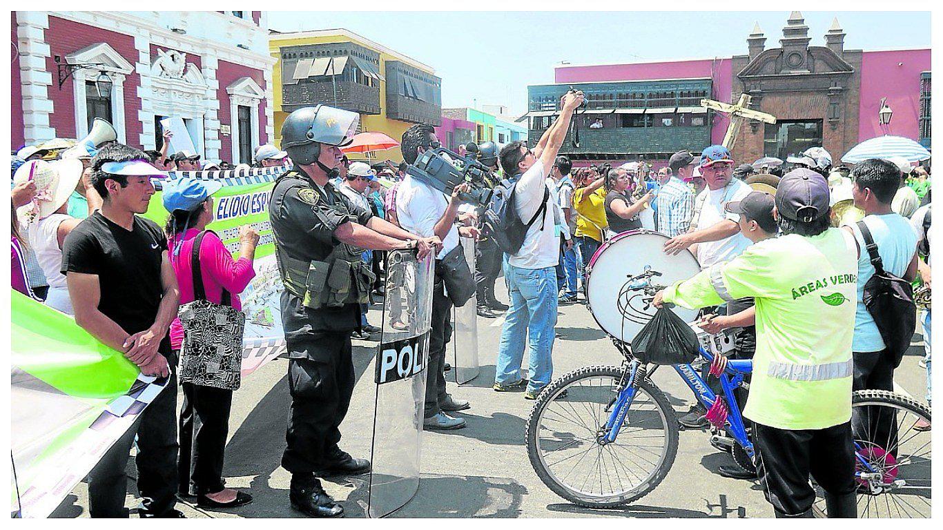 Pelea por la plaza y tercerización del Segat 