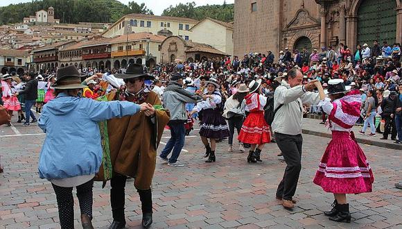 Carnaval abanquino llegó hasta la Plaza Mayor de Cusco