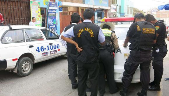 Mujer policía agrede a tres en el centro de Moquegua