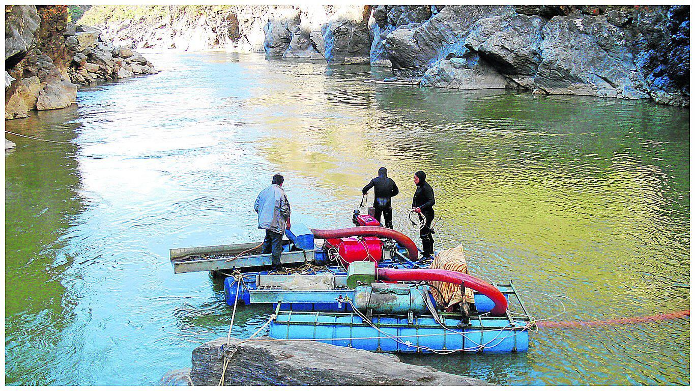 Movilizan a 300 policías para realizar operativos contra minería ilegal 
