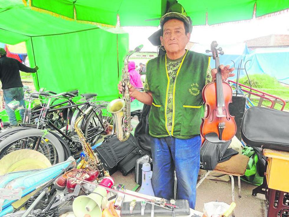 Camilo: arpista constante y cachinero de antigüedades