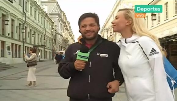 Mundial 2018: Rusa besa a periodista Pedro García durante transmisión en vivo (VIDEO)