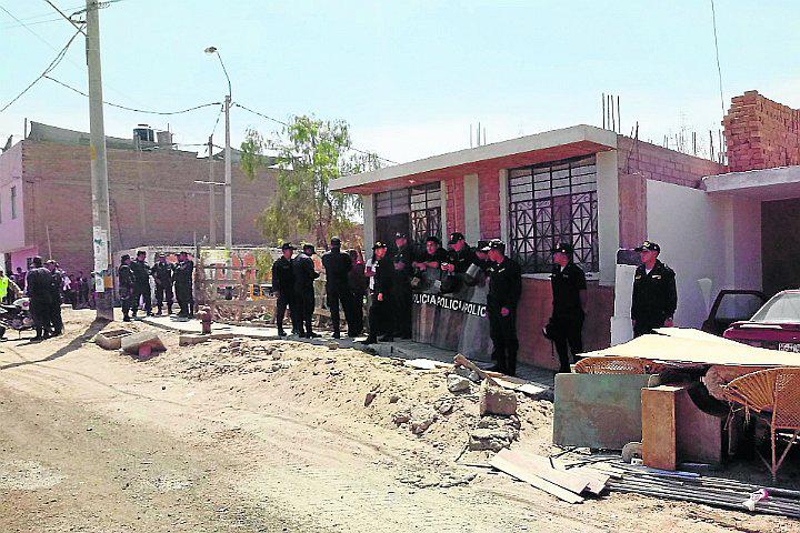 Desalojan a mujer que construyó vivienda en terreno que no le pertenecía