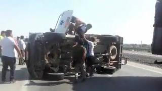 Chincha: ambulancia que trasladaba paciente vuelca en Panamericana Sur (VIDEO)  