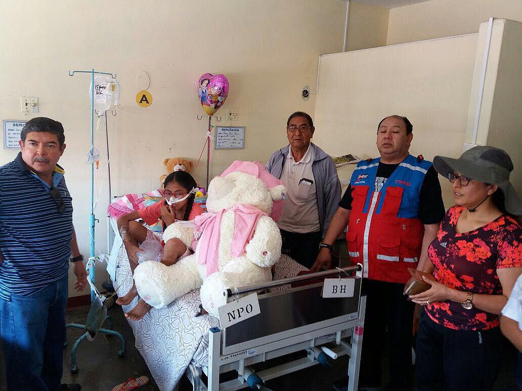 Omar Jiménez y Sheillah Miñano entregaron regalos a menos internados en hospital