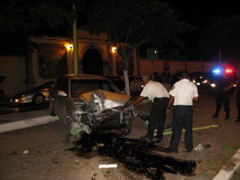 Policía en estado de ebriedad choca su auto en el Rímac